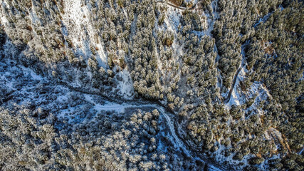 Landstra&szlig;e und Fluss im Winter