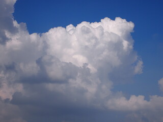 Naklejka na ściany i meble 夏の大きな雲　雲の背景素材