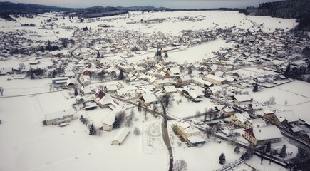Village de montagne sous la neige