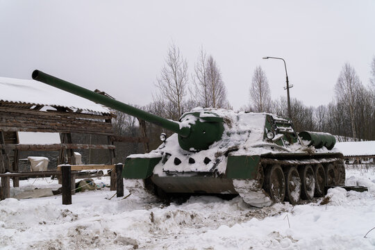 Russia. Saint-Petersburg. Krasnoselsky district. December 12, 2021. SU-100 self-propelled artillery installation in the parking lot.