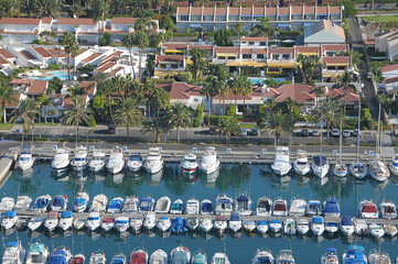 Fotografía aérea del puerto deportivo de Pasito Blanco en la costa sur de la isla de Gran Canaria