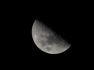 Media Luna con sus cráteres visibles