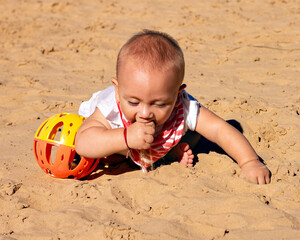 Oliver - The boy plays with the sand
