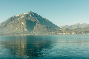 Imagenes del Lago Di Como desde el interior del Ferry que te transporta desde un lugar a otro del lago.