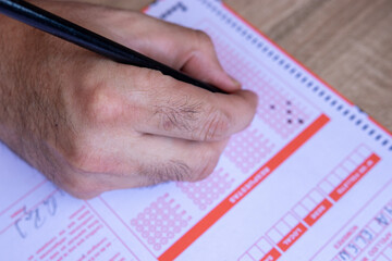 Mano marcando respuestas