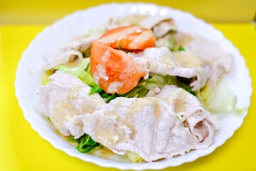 トマトが乗ったしゃぶしゃぶサラダ