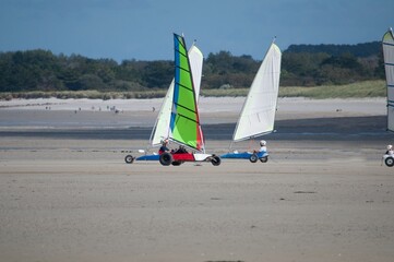 Fototapeta premium Course de char à voile sur une plage du Finistre en Bretagne.