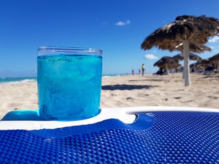 Fototapeta na wymiar cocktail on the beach