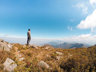 Obraz premium Person looking at the landscape over the mountain