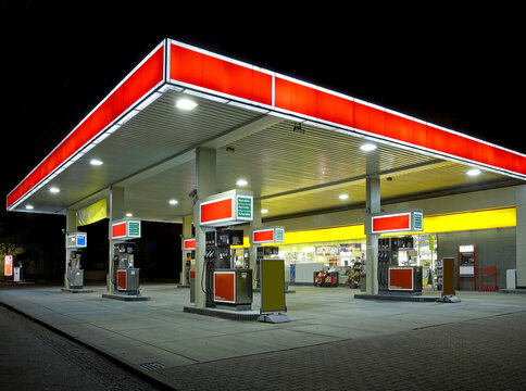 Tankstelle bei Nacht