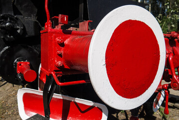 Koła lokomotywy parowej stojącej w muzeum © lookator