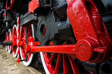 Koła lokomotywy parowej stojącej w muzeum © lookator