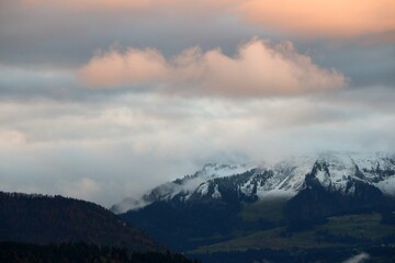 Fototapeta na wymiar Blick vom Sulzberg in Richtung Bregenzerwald auf verschneite Berge, Vorarlberg, Österreich