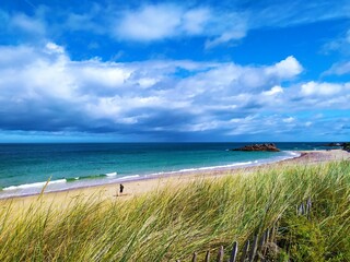 Vue estivale d'une plage bretonne