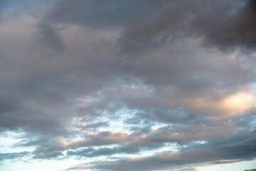 Fototapeta premium Ciel avec nuages au coucher de soleil. 