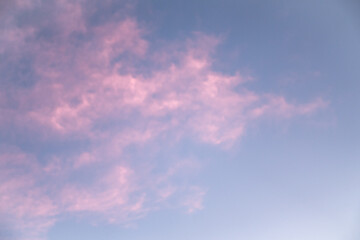 Ciel avec nuages de couleur rose au coucher de soleil.	