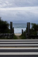 Indo para o mar na faixa de segurança