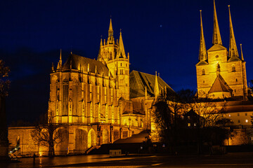 Fototapeta premium cathedral square in Erfurt with cathedral and severi church in Erfurt by night