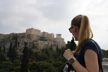 Ausblick auf die Akropolis mit blonder Frau
