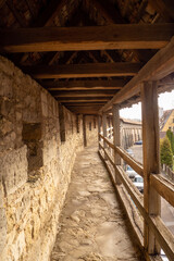 Fototapeta na wymiar Stadtmauer mit Aussicht 