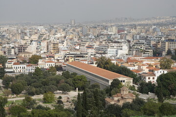 Blick auf die Stoa des Attalos vom Akropolishügel in Athen