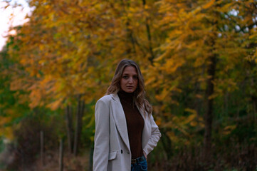 Foto ragazza in autunno tramonto