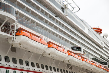 Kroatien, Dalmatien, Dubrovnik,   Kreuzfahrtschiff im Hafen