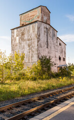 Fototapeta na wymiar An abandon grain elevator sits by the railway tracks in Stouffville Ontario Canada..