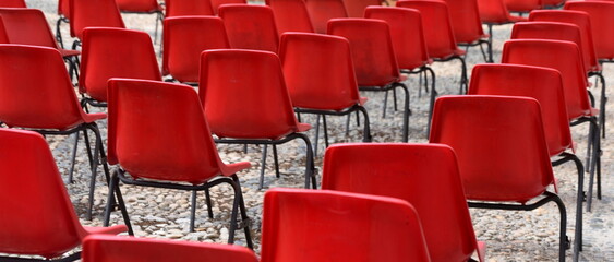 Fototapeta premium Reihen mit roten Stühlen auf Sicherheitsabstand