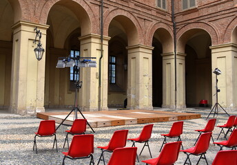 Rote Bestuhlung im Innenhof eines Palastes
