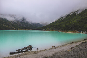 Lago turquesa con nubes bajas