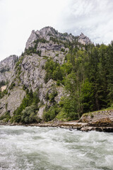 Fototapeta na wymiar Berg am Fluß