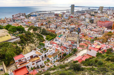 Alicante Panorámica  del Centro Urbano y casco Antiguo de Alicante y centro de la ciudad con el puerto de fondo y el mar