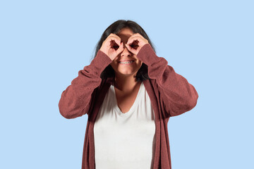 Young latin woman making search gesture with her hands.