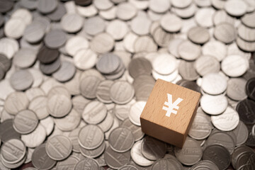 円マークの積み木とコイン