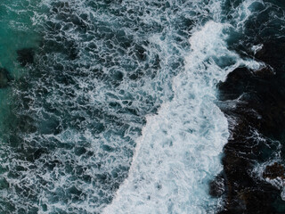 Obraz premium Waves hitting rocks in the bay of Cozumel in Mexico