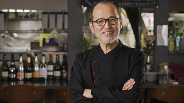 レストランで働くアジア人の男性	
