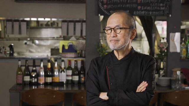 レストランで店内を見渡すアジア人の男性	