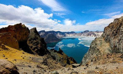 Fototapeta na wymiar 백두산의 신비로운 자연 호수, 천지의 비경