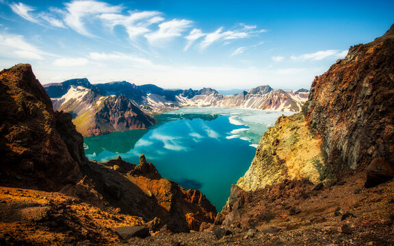 백두산의 신비로운 자연 호수, 천지의 비경