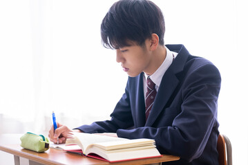 授業を受ける高校生