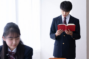 授業を受ける高校生