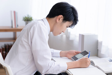自宅で勉強する高校生