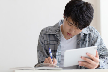 自宅で勉強する高校生