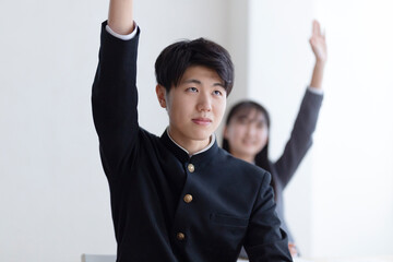 塾で勉強する高校生