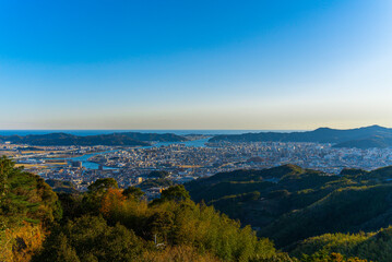 Fototapeta premium 晴れた冬の日の高知市全景