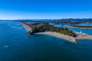 Fototapeta premium ドローン撮影 黒潮の太平洋と桂浜の風景