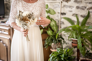 La mariée se dirigeant vers la mairie - Mariage dans le sud de la France