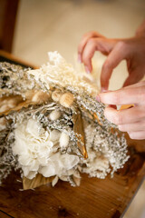 La mariée préparant son bouquet - Mariage dans le sud de la France