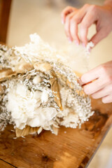 La mariée préparant son bouquet - Mariage dans le sud de la France